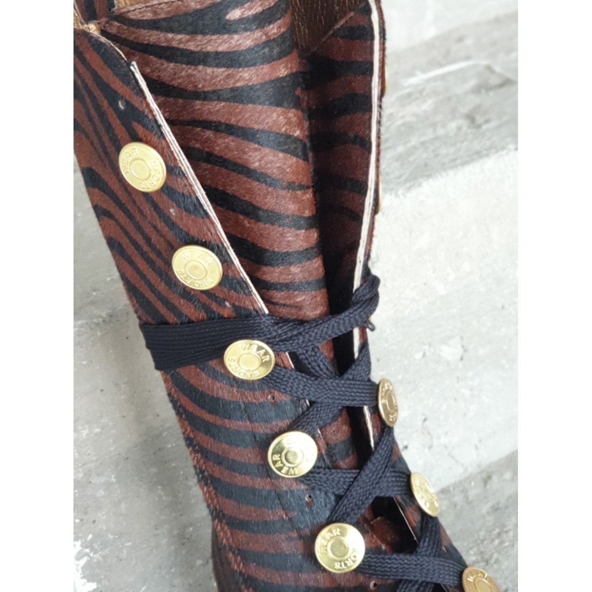 Γυναικείες δετές μπότες pony skin με χρυσά κουμπιά Tessera®