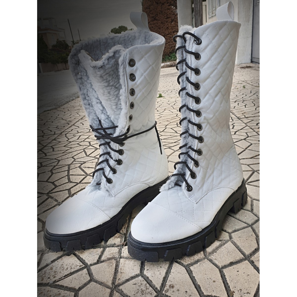 Γυναικείες δετές μπότες καπιτονέ με οικολογική γούνα Tessera® σε λευκό χρώμα